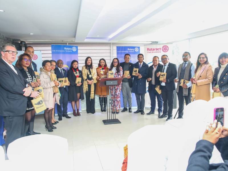 Passation de collier entre Johanne et Roméo